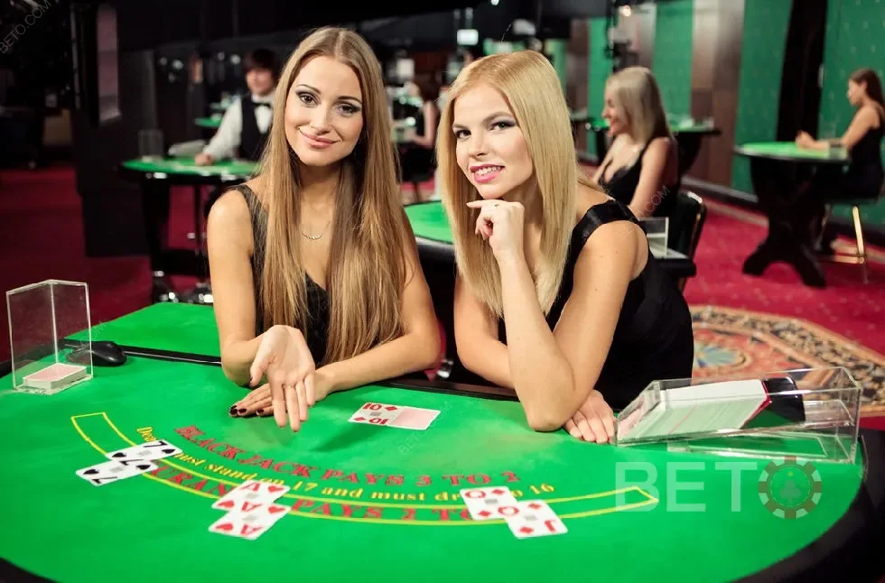 Ruang kasino live dengan dealer dan meja permainan FULLTOTO