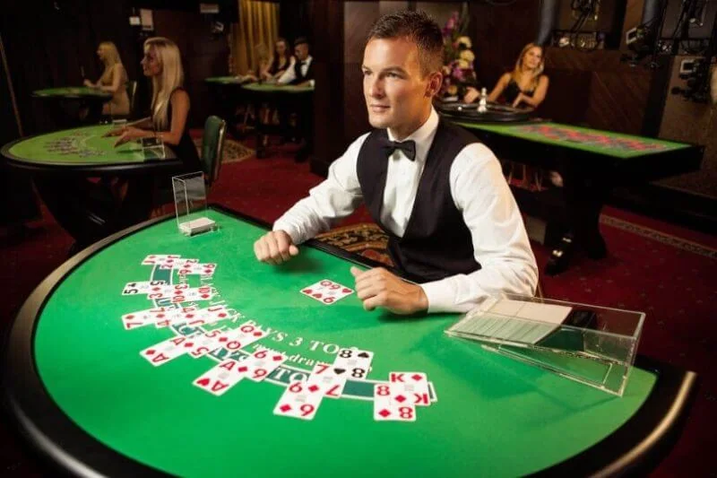 Tampilan mobile ruang kasino live FULLTOTO dengan meja dan dealer